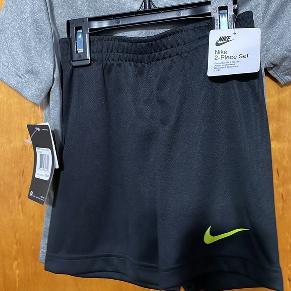 Nike - Picture 2 of 4